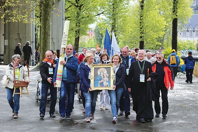 Pielgrzymi podarowali sanktuarium w Lourdes kopię obrazu MB Piekarskiej.