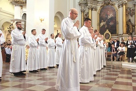 ▲	Nowo wyświęceni diakoni mogą m.in. udzielać chrztu, asystować przy zawieraniu małżeństw oraz przewodniczyć liturgii pogrzebowej.