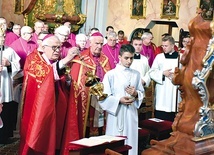 ▲	Po okadzeniu relikwii świętego zebrani udali się w procesji ulicami miasta do katedry świdnickiej.