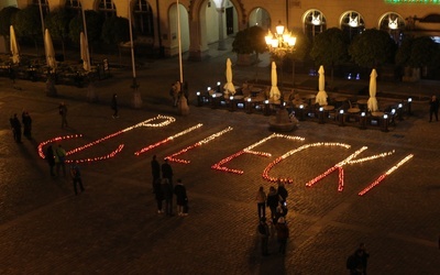 Zapalili 900 świeczek z okazji 118. urodzin Witolda Pileckiego