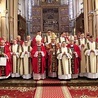 ▲	Nowo wyświęceni z biskupami, przełożonymi seminarium i swoimi proboszczami.