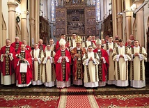 ▲	Nowo wyświęceni z biskupami, przełożonymi seminarium i swoimi proboszczami.