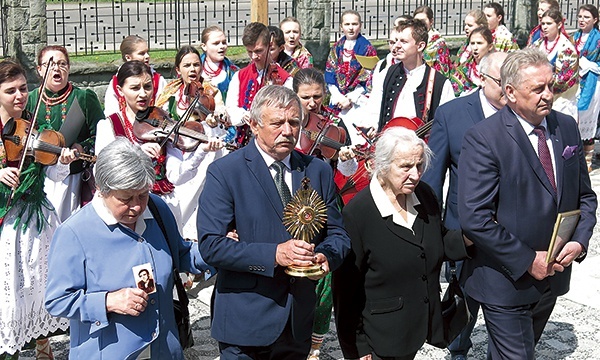 ▲	Najbliżsi kapłana męczennika w podżywieckim Wieprzu.