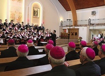 ▲	Biskupi obradujący na posiedzeniu Episkopatu Polski z racji 100. rocznicy powstania KUL odwiedzili parafię MB Różańcowej.