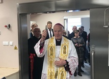 Biskup Ignacy święcący nowo otwartą salę.