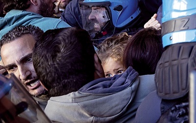 Matka romskiej rodziny chroni swoje dziecko w czasie demonstracji, która wybuchła na przedmieściach Rzymu.
7.05.2019 Rzym