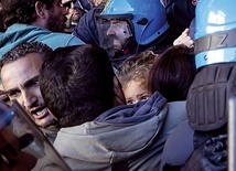 Matka romskiej rodziny chroni swoje dziecko w czasie demonstracji, która wybuchła na przedmieściach Rzymu.
7.05.2019 Rzym
