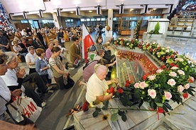 Przy relikwiach św. Andrzeja w warszawskim sanktuarium wciąż modlą się wierni.