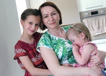 Za dwuletnią Lenkę (na rękach mamy), która ma chore serduszko, modlili się jej siostra Julka (po lewej)  i wszyscy Pomocnicy Maryi z Olszanki