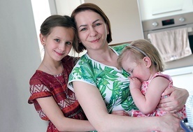 Za dwuletnią Lenkę (na rękach mamy), która ma chore serduszko, modlili się jej siostra Julka (po lewej)  i wszyscy Pomocnicy Maryi z Olszanki