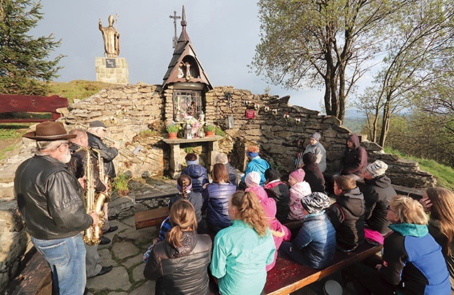 Niezależnie od pogody górale  z Koniakowa codziennie modlą się na Ochodzitej  