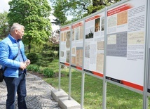 Ekspozycja znajduje się w muzealnym parku-lapidarium.