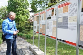 Ekspozycja znajduje się w muzealnym parku-lapidarium.