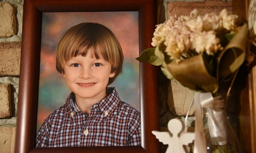 Zdjęcia Maksia sprzed choroby, zasuszony bukiet z I Komunii św. i... aniołek.