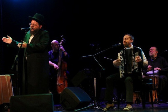 Koncert muzyki chasydów. Wśród koncertujących wystąpił Symcha Keller (z lewej)