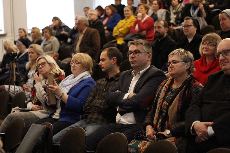 Wśród słuchaczy byli zarówno księża, jak i nauczyciele, katecheci i głowy rodzin. 