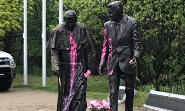 Dewastacja pomnika św. Jana Pawła II i prezydenta Reagana w Gdańsku