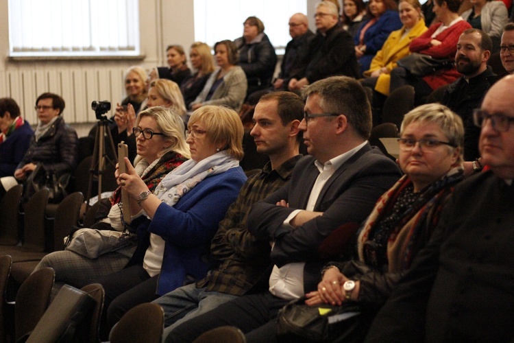 Sympozjum naukowe "Bóg obecny i czczony w Rodzinach" 