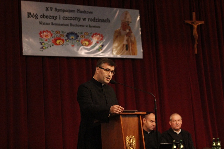 Sympozjum naukowe "Bóg obecny i czczony w Rodzinach" 