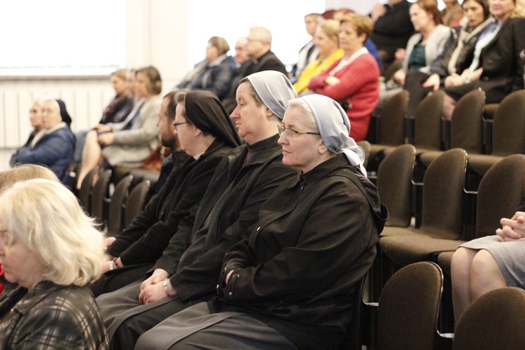 Sympozjum naukowe "Bóg obecny i czczony w Rodzinach" 