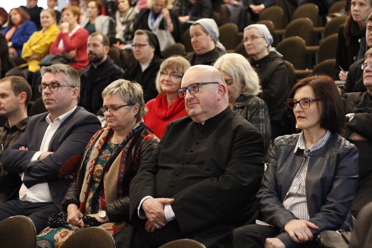 Sympozjum naukowe "Bóg obecny i czczony w Rodzinach" 