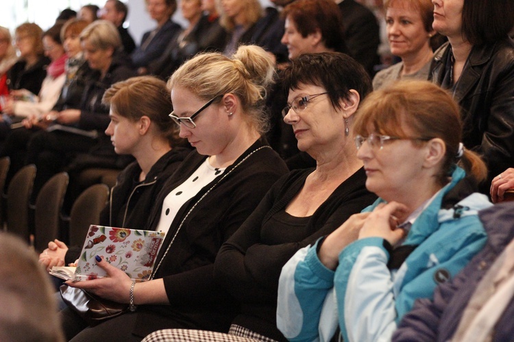 Sympozjum naukowe "Bóg obecny i czczony w Rodzinach" 