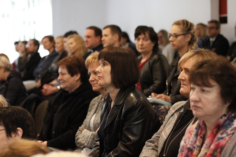 Sympozjum naukowe "Bóg obecny i czczony w Rodzinach" 