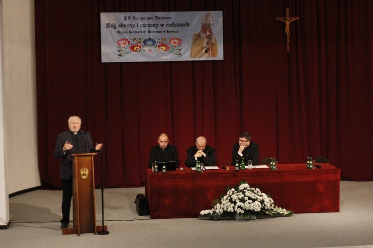 Sympozjum naukowe "Bóg obecny i czczony w Rodzinach" 