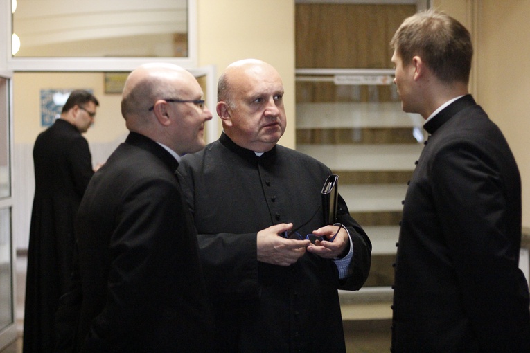 Sympozjum naukowe "Bóg obecny i czczony w Rodzinach" 