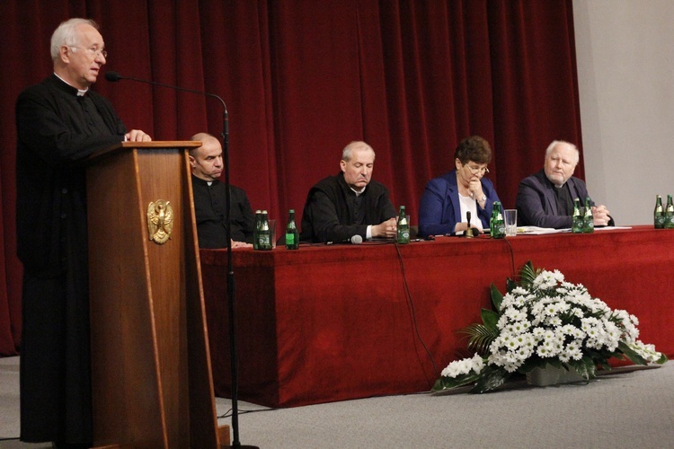 Sympozjum naukowe "Bóg obecny i czczony w Rodzinach" 