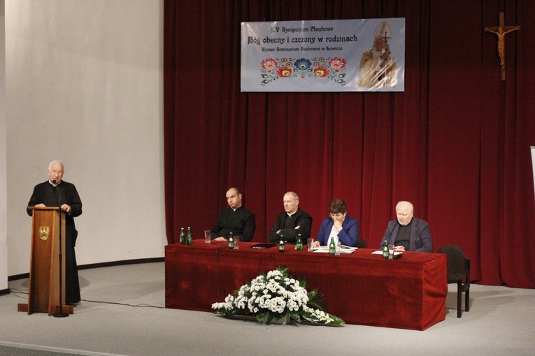 Sympozjum naukowe "Bóg obecny i czczony w Rodzinach" 