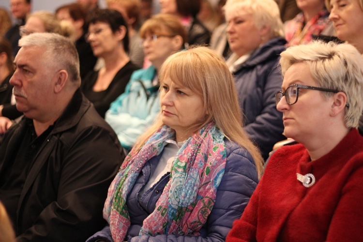 Sympozjum naukowe "Bóg obecny i czczony w Rodzinach" 