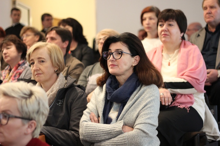 Sympozjum naukowe "Bóg obecny i czczony w Rodzinach" 