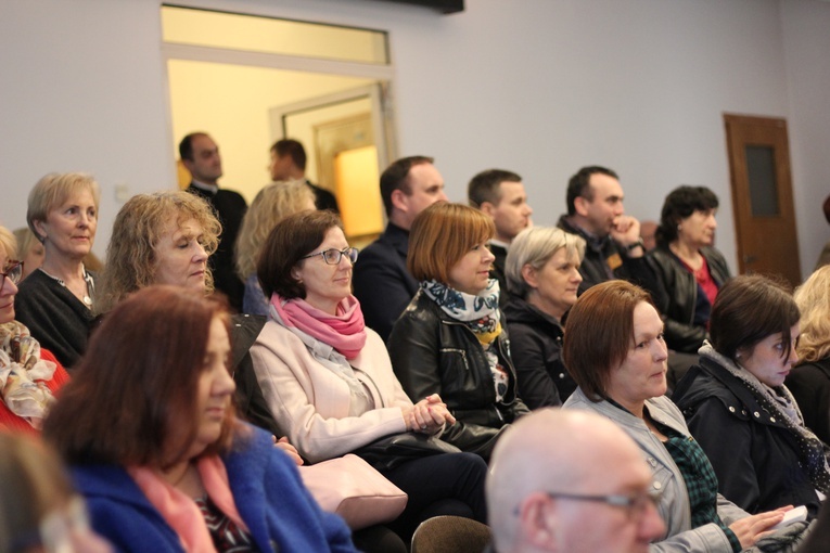 Sympozjum naukowe "Bóg obecny i czczony w Rodzinach" 