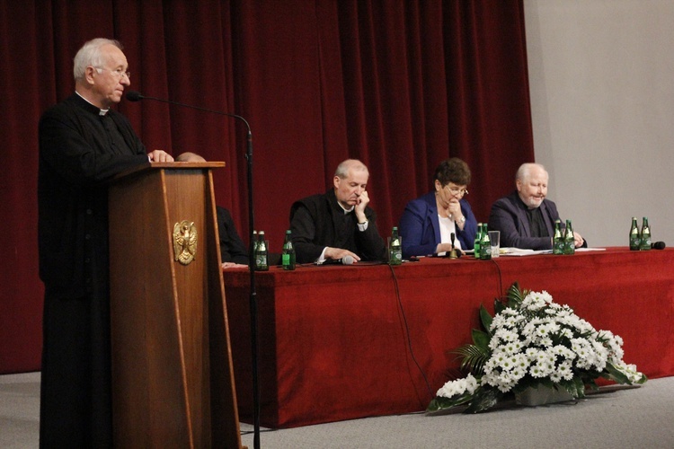 Sympozjum naukowe "Bóg obecny i czczony w Rodzinach" 