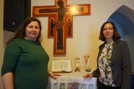 Magdalena i Emanuela życzliwie prowadziły uczestników przez kolejne etapy bibliodramy.