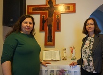 Magdalena i Emanuela życzliwie prowadziły uczestników przez kolejne etapy bibliodramy.