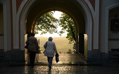 Góra św. Anny. Pielgrzymka modlących się za księży