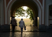 Góra św. Anny. Pielgrzymka modlących się za księży