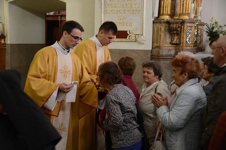 Góra św. Anny. Pielgrzymka modlących się za księży