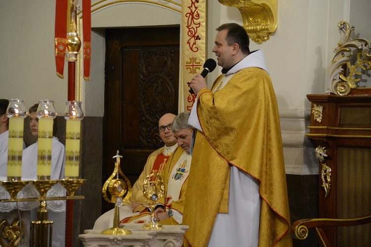 Góra św. Anny. Pielgrzymka modlących się za księży