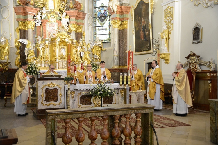 Góra św. Anny. Pielgrzymka modlących się za księży