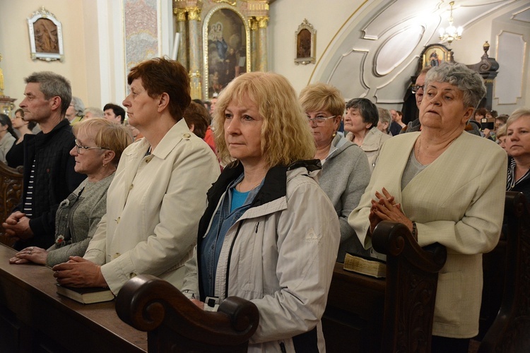 Góra św. Anny. Pielgrzymka modlących się za księży