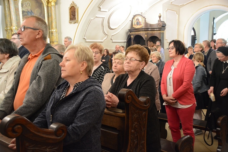 Góra św. Anny. Pielgrzymka modlących się za księży