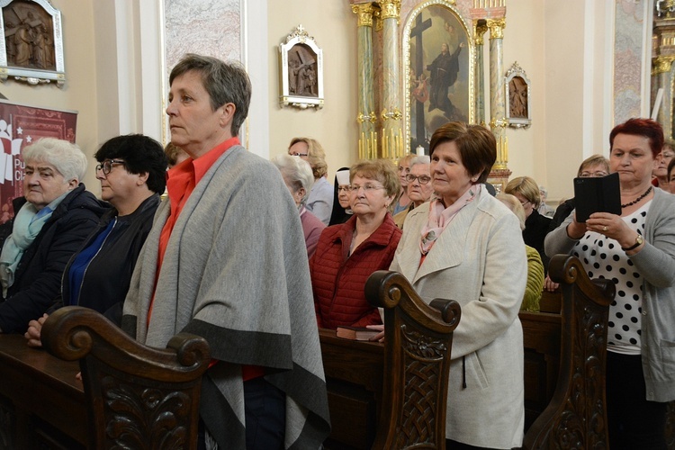 Góra św. Anny. Pielgrzymka modlących się za księży