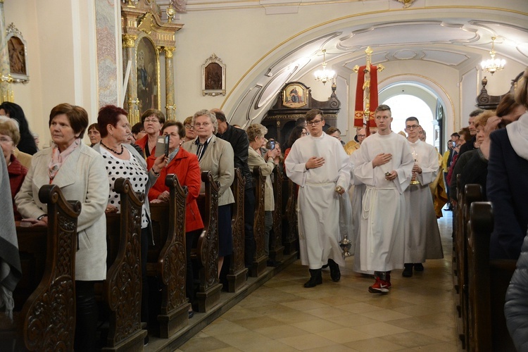 Góra św. Anny. Pielgrzymka modlących się za księży