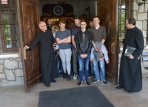 Do seminaryjnego gmachu zapraszają ks. Jarosław Wojtkun (z lewej) i ks. Paweł Gogacz.