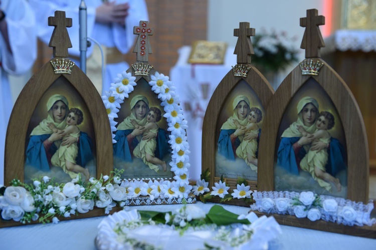 Kapliczki z obrazem Matki Bożej Pielgrzymującej.