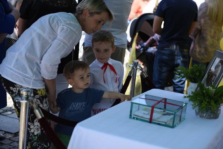 W chwilach przerw między tańcami można było zobaczyć przedmioty, których używał św. Jan Paweł II.