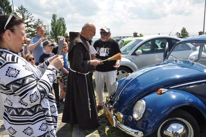 Pielgrzymka posiadaczy garbusów na Górze Świętej Anny